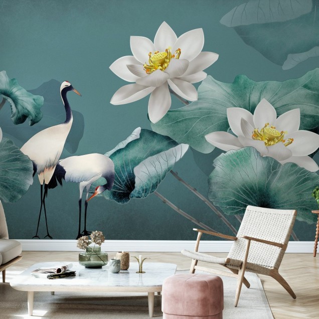 Wallpaper floral asiatic cu flori de lotus albe și cocori pe un fundal verde smarald