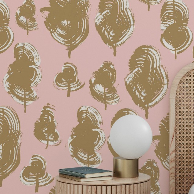 Leaves, Peach Caramel wallpaper, cu un design modern cu frunze in tonuri de piersica si caramel pe fundal roz pal
