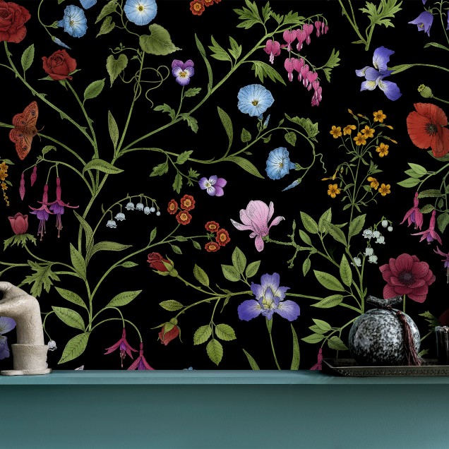 Tapet floral cu model elegant, pe fundal negru.