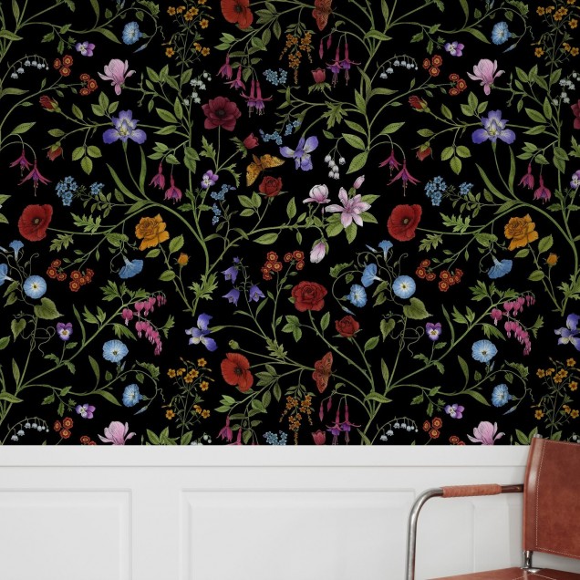 Tapet floral cu model elegant, pe fundal negru.