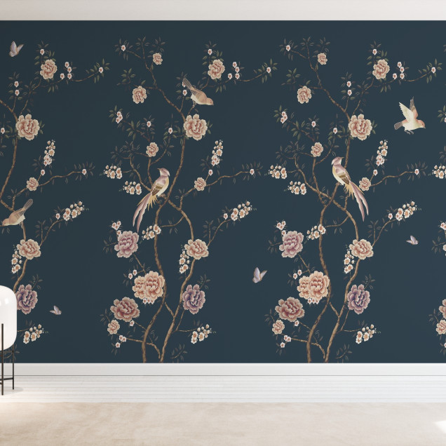 Tapet cu flori chinoiserie și păsări delicate pe un fundal întunecat