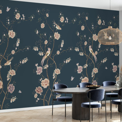 Tapet cu flori chinoiserie și păsări delicate pe un fundal întunecat