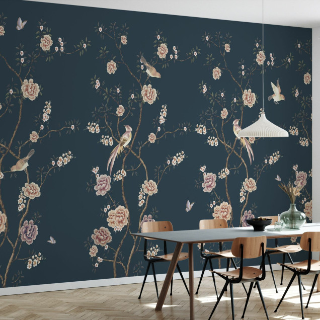Tapet cu flori chinoiserie și păsări delicate pe un fundal întunecat