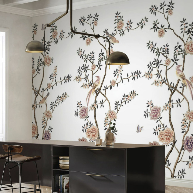 Tapet floral cu design elegant, cu ramuri delicate cu flori, păsări și fluturi.