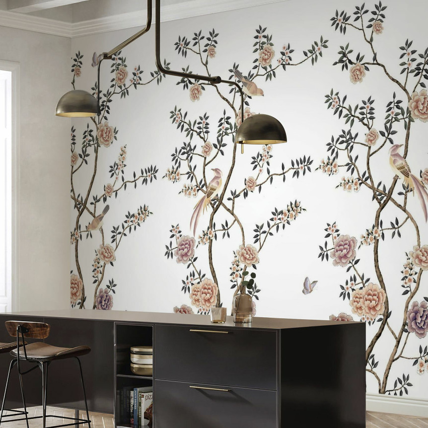 Tapet cu flori chinoiserie și păsări delicate pe un fundal întunecat