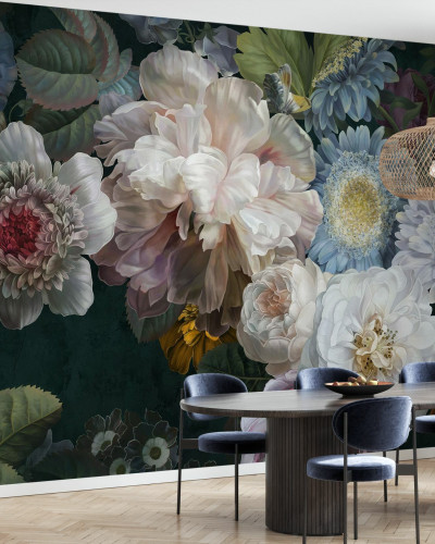 Tapet foto cu flori, Lustre Arrangement, Photowall,  într-o sală de mese, cu o masă de lemn și scaune bleumarin.
