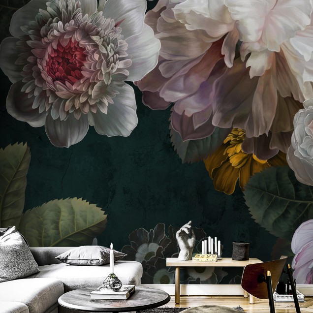 Tapet foto cu flori, Lustre Arrangement, Photowall,  într-o sală de mese, cu o masă de lemn și scaune bleumarin.