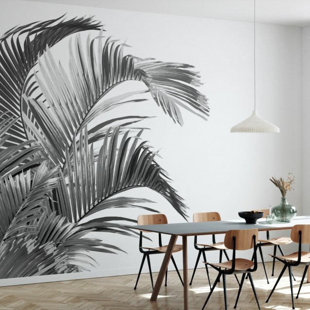 Tapet cu frunze de palmier în nuanțe de gri, cu un design minimalist.