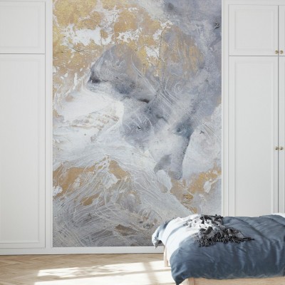 Tapet modern cu design abstract, cu nuanțe de aur și gri, în stil minimalist, decorat pe un perete din dormitor, lângă un pat cu lenjerie gri și o noptieră cu o lampă.