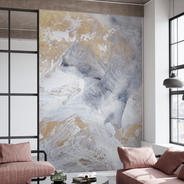 Tapet modern cu design abstract, cu nuanțe de aur și gri, în stil minimalist, decorat pe un perete din dormitor, lângă un pat cu lenjerie gri și o noptieră cu o lampă.