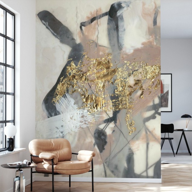 Fototapet abstract cu tonuri blush și accente aurii într-un living modern.
