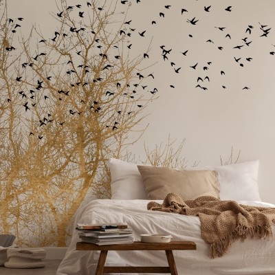 Tapet cu design modern și elegant, cu o siluetă a unor păsări negre pe fondul unui copac auriu.