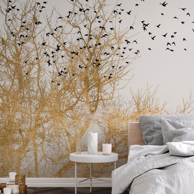 Tapet cu design modern și elegant, cu o siluetă a unor păsări negre pe fondul unui copac auriu.
