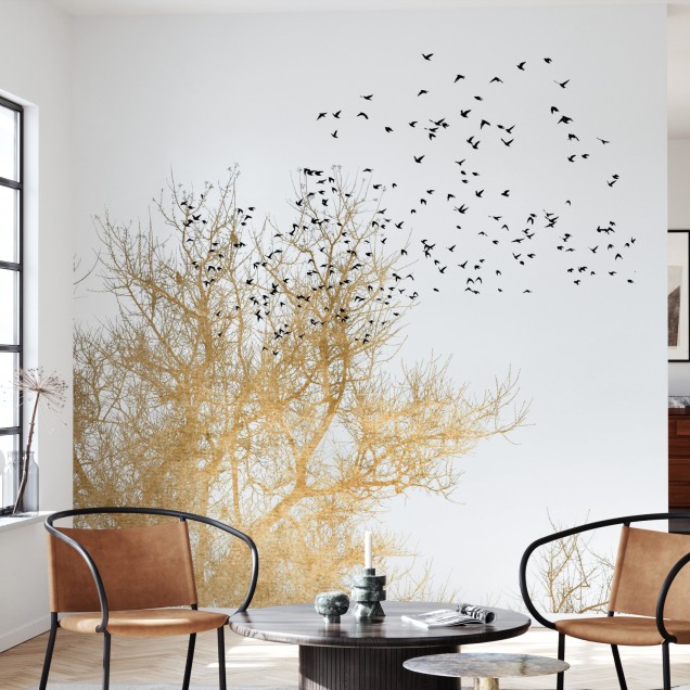 Tapet cu design modern și elegant, cu o siluetă a unor păsări negre pe fondul unui copac auriu.