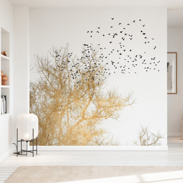 Tapet cu design modern și elegant, cu o siluetă a unor păsări negre pe fondul unui copac auriu.