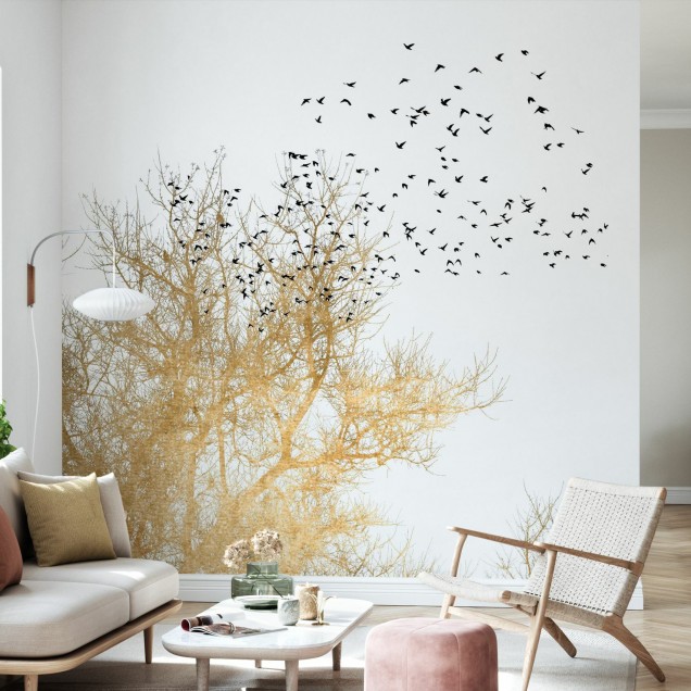 Tapet cu design modern și elegant, cu o siluetă a unor păsări negre pe fondul unui copac auriu.