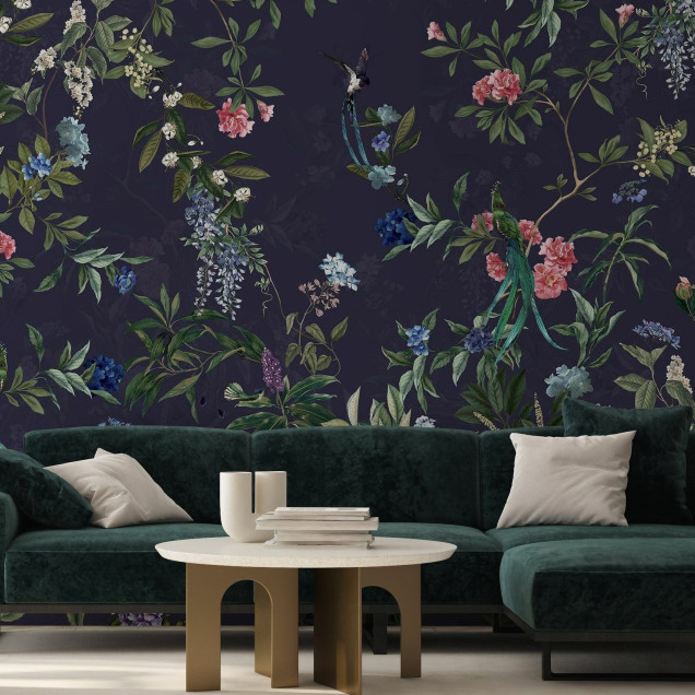 Tapet floral cu păsări exotice și flori delicate pe un fundal închis