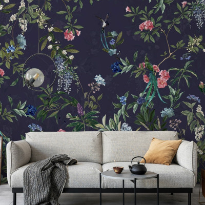 Tapet floral cu păsări exotice și flori delicate pe un fundal închis