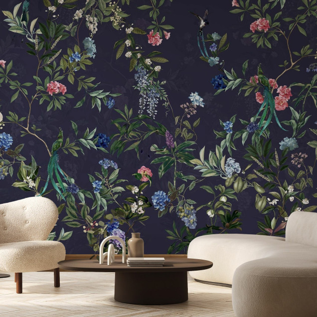 Tapet floral cu păsări exotice și flori delicate pe un fundal închis
