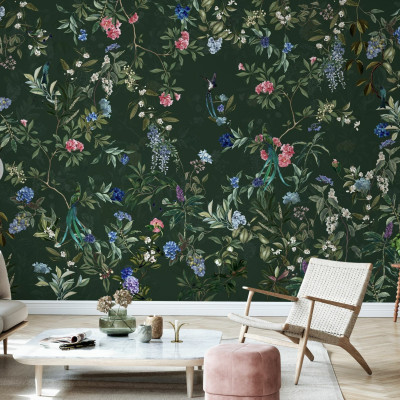 Tapet floral verde cu flori albastre, roz și violet. Un tapet luxuriant perfect pentru a decora livingul sau dormitorul.