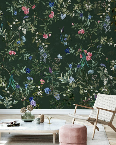 Tapet floral verde cu flori albastre, roz și violet. Un tapet luxuriant perfect pentru a decora livingul sau dormitorul.