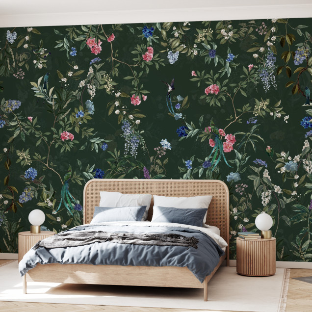 Tapet floral verde cu flori albastre, roz și violet. Un tapet luxuriant perfect pentru a decora livingul sau dormitorul.