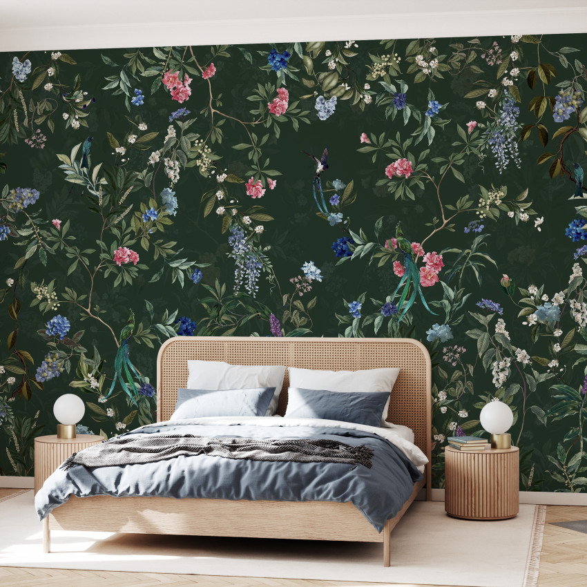 Tapet floral cu păsări exotice și flori delicate pe un fundal închis
