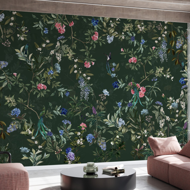 Tapet floral verde cu flori albastre, roz și violet. Un tapet luxuriant perfect pentru a decora livingul sau dormitorul.