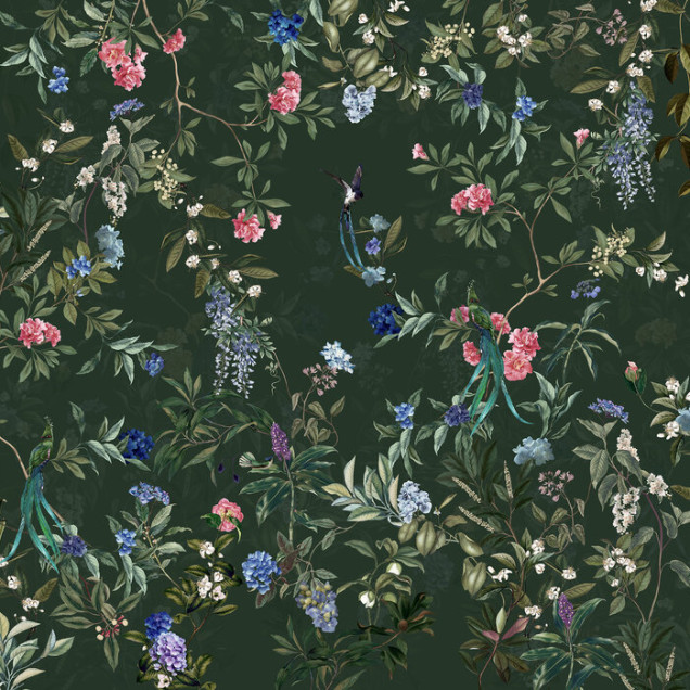 Tapet floral verde cu flori albastre, roz și violet. Un tapet luxuriant perfect pentru a decora livingul sau dormitorul.