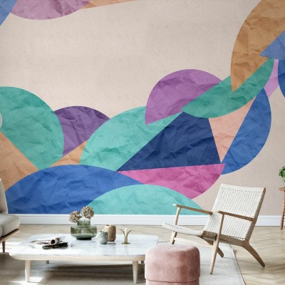 Tapet abstract cu cercuri si triunghiuri in culori vibrante, aplicat pe un perete intr-un living modern.