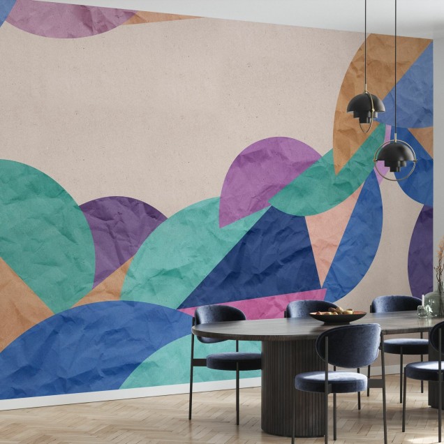 Tapet abstract cu cercuri si triunghiuri in culori vibrante, aplicat pe un perete intr-un living modern.