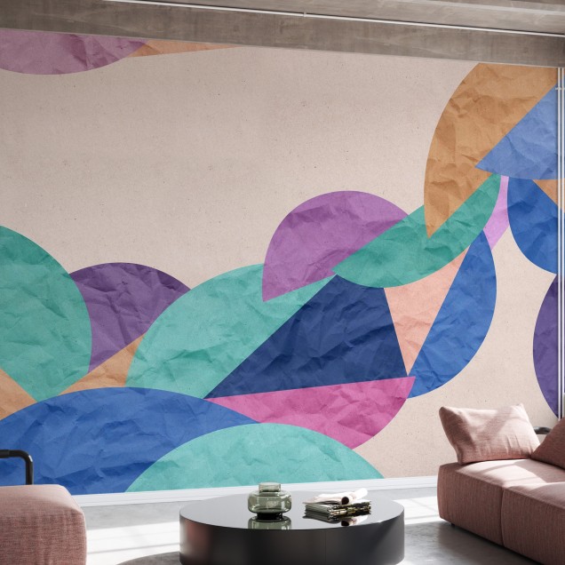 Tapet abstract cu cercuri si triunghiuri in culori vibrante, aplicat pe un perete intr-un living modern.