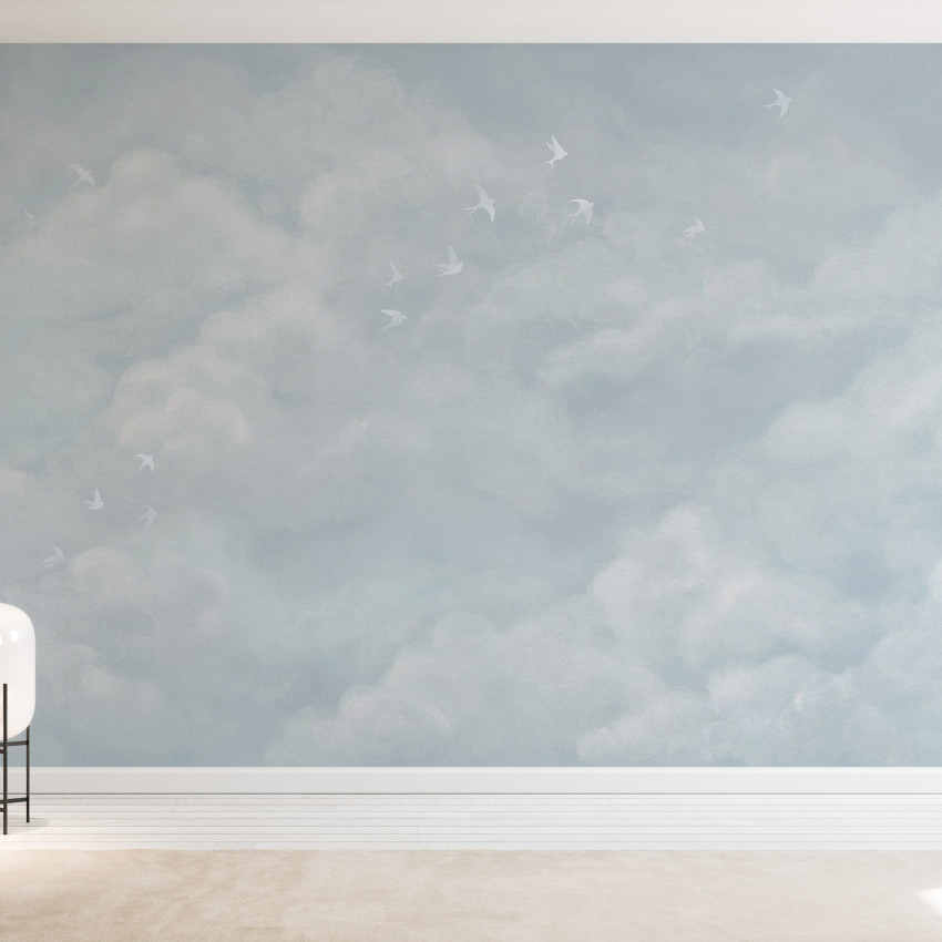 Tapet cu nori pufoși și rândunele galbene, bej, cu un design minimalist și elegant. Perfect pentru living, dormitor sau birou.