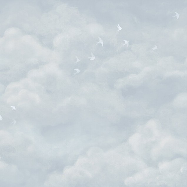 Fototapet Tender Clouds with White Swallows, Soft Blue, cu nori pufoși și păsări albe pe un fond albastru moale.