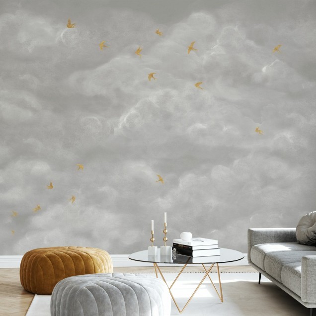 Tapet cu nori pufoși și rândunele galbene, bej, cu un design minimalist și elegant. Perfect pentru living, dormitor sau birou.