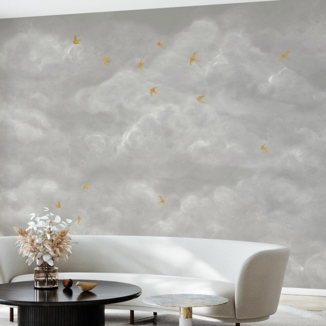 Tapet cu nori pufoși și rândunele galbene, bej, cu un design minimalist și elegant. Perfect pentru living, dormitor sau birou.