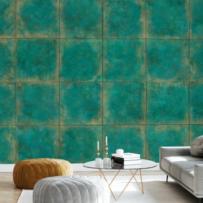 Wallpaper cu aspect de plăci de cupru, cu tonuri de verde și auriu, în interiorul unei camere moderne.