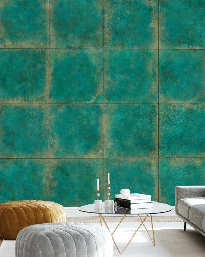 Wallpaper cu aspect de plăci de cupru, cu tonuri de verde și auriu, în interiorul unei camere moderne.