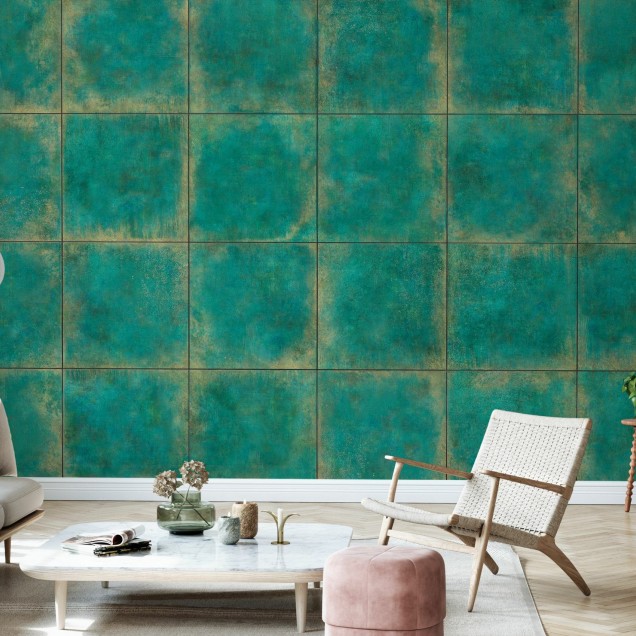 Wallpaper cu aspect de plăci de cupru, cu tonuri de verde și auriu, în interiorul unei camere moderne.