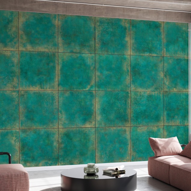 Wallpaper cu aspect de plăci de cupru, cu tonuri de verde și auriu, în interiorul unei camere moderne.
