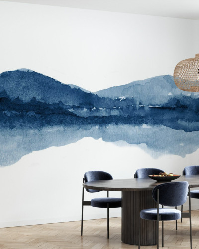 Fototapet cu peisaj watercolor albastru navy într-o sufragerie modernă