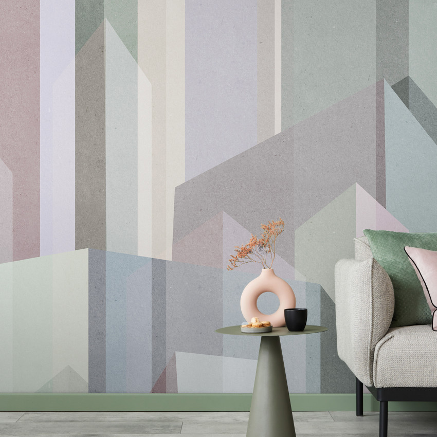 Tapet geometric City Forms III cu nuante calde de bej si gri, aplicat intr-un living cu mobilier modern.