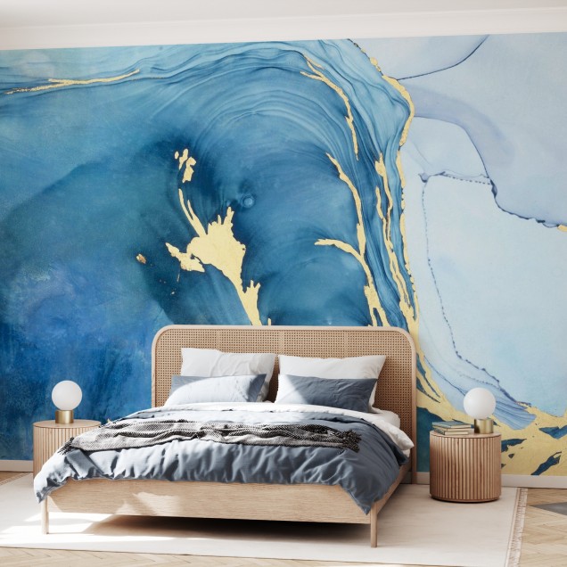 Tapet abstract Sea Whirl cu nuanțe de albastru și accente aurii, inspirat de apele mării.