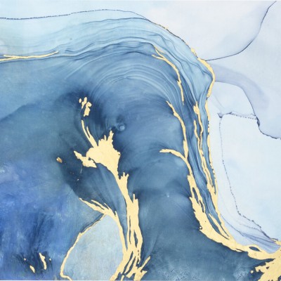 Tapet abstract Sea Whirl cu nuanțe de albastru și accente aurii, inspirat de apele mării.