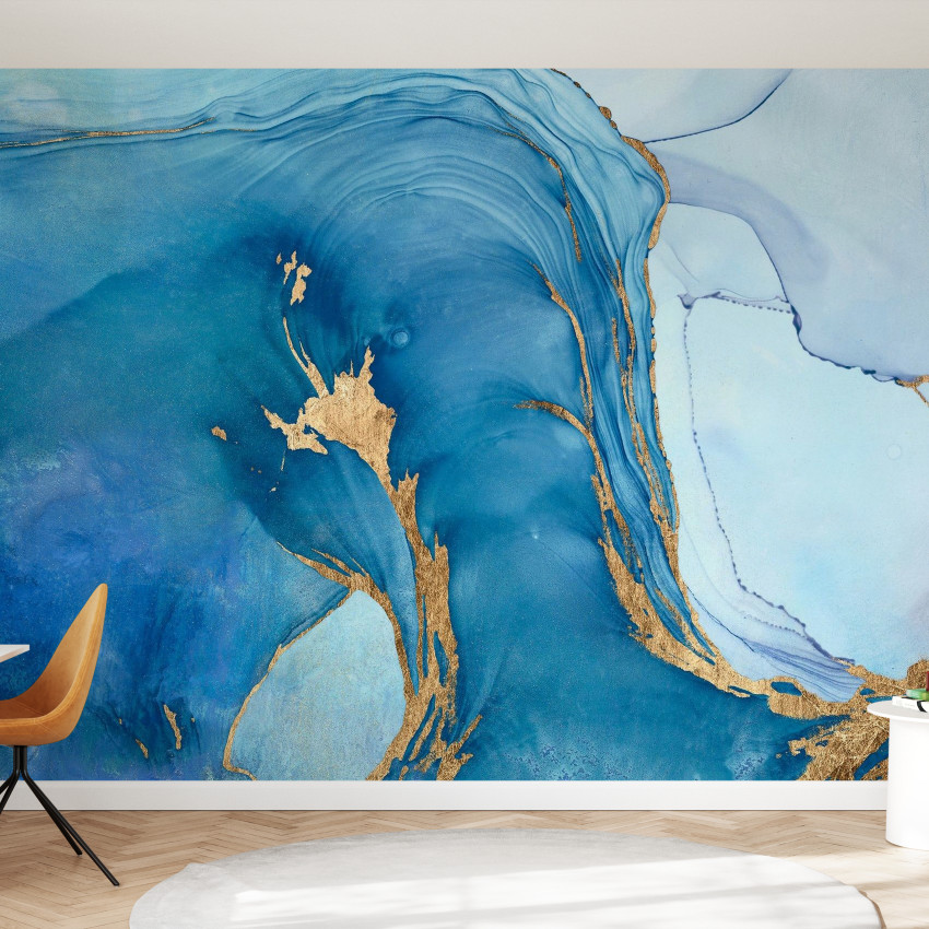 Tapet abstract Sea Whirl cu nuanțe de albastru și accente aurii, inspirat de apele mării.