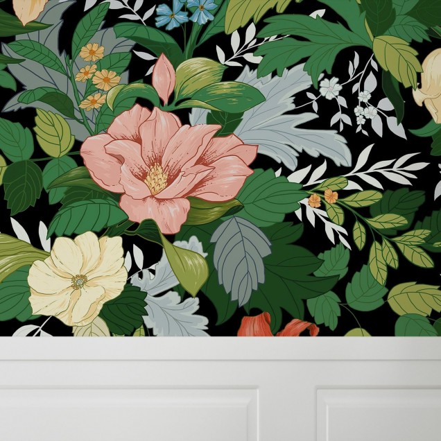 Tapet floral cu flori delicate și frunze luxuriante pe un fundal negru, într-un living modern.