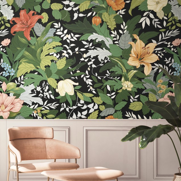 Tapet floral cu flori delicate și frunze luxuriante pe un fundal negru, într-un living modern.