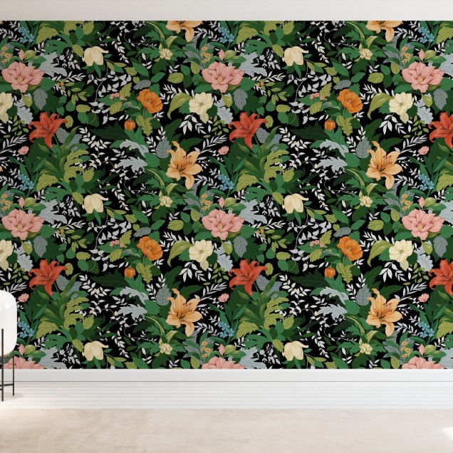 Tapet floral cu flori delicate și frunze luxuriante pe un fundal negru, într-un living modern.