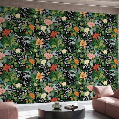 Tapet floral cu flori delicate și frunze luxuriante pe un fundal negru, într-un living modern.