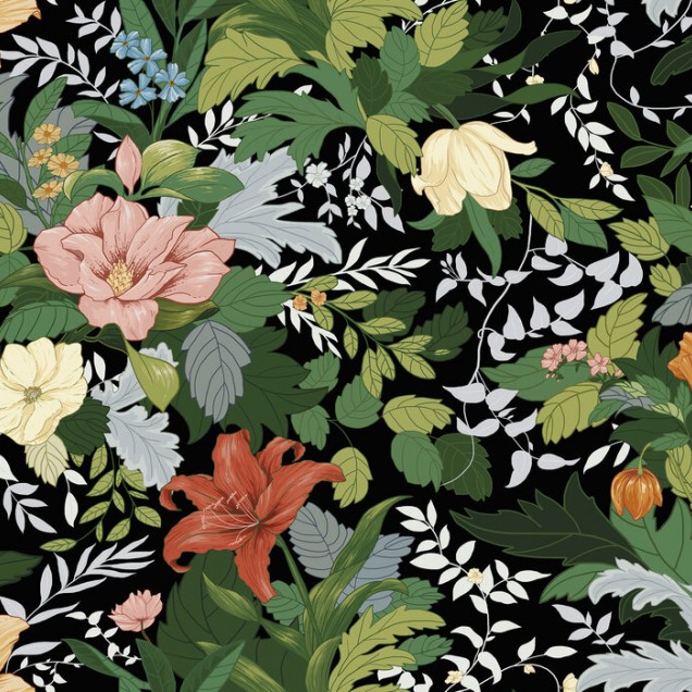 Tapet floral cu flori delicate și frunze luxuriante pe un fundal negru, într-un living modern.